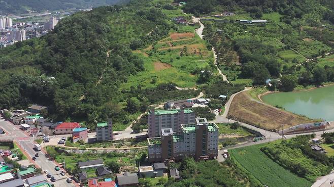 청도군 범곡리의 한 야산. 산 중턱에 도로가 외따로 나 있다. 공무원이 맹지를 산 뒤, 주민인 척 도로를 내달라고 신청한 것이다. 이 길이 난 뒤 맹지였던 부동산의 가격이 올랐다.