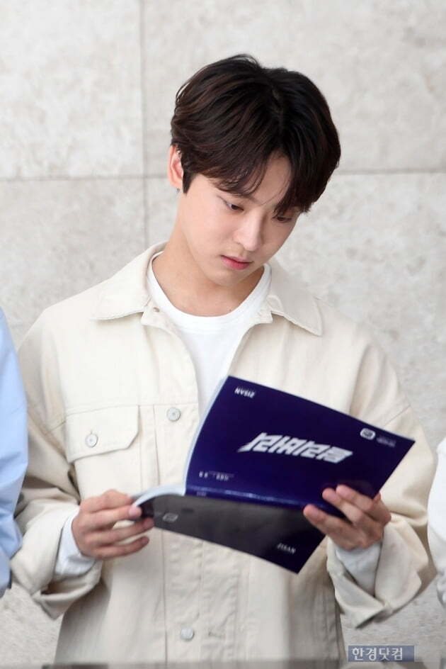 Actor Lee Tae-vin attends the site of the Web drama Delivery (director Bang Jin-hyun) reading the script at the Business Tower in Sangam-dong, Seoul on the afternoon of the 3rd.