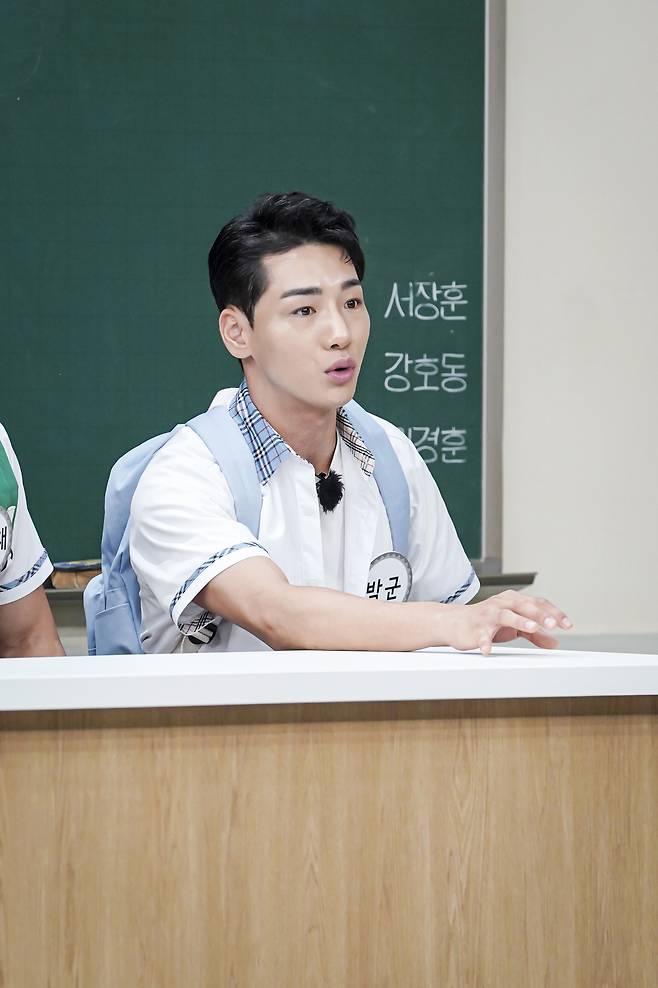 Oh Jong-hyuk, Park, and Choi Young-jae from Special Forces will play pride at their brothers school.Oh Jong-hyuk, Park Gun and Master Choi Young-jae, who had a special challenge in the Steel Unit, an entertainment program where the nations top special crew gathered at JTBC Knowing Bros broadcasted at 7:40 pm on September 4, will come as a transfer student.The three men who visited the school had their brothers overwhelmed by the brilliant appearance that caught their attention from the opening.Park, a former member of the Special Warfare Command, said, I am proud to make soccer as well as training. Especially, 40 people play group soccer with two rugby balls.Oh Jong-hyuk also said, Marine search party has a unique strength, and after receiving education, it turns to the eyes (?), and I was surprised to reenact the experience.Choi Young-jae, a member of the Special Warfare Command and the 707th Special Mission, also overturned his brothers school by conveying the shocking experience he had during extreme training.