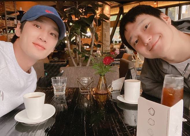 Actor Ahn Bo-hyun and Go Kyung-pyo boasted a warm friendship.On the 2nd, Ahn Bo-hyun posted a picture on his Instagram story with an article entitled DP Park Sang-byeong on vacation.Inside the picture is a two-shot of Ahn Bo-hyun and Go Kyung-pyo: the two spend time in a cafe.Ahn Bo-hyun wore a white T-shirt, cap cap and a warm Smile.Go Kyung-pyo added cuteness by tilting his face as if he were crazy and shot his girlfriend with an unpretentious Smile.Both of them attracted attention with their shining visuals without any makeup.On the other hand, Ahn Bo-hyun has been working with Kim Go-eun in the new drama Yumis Cells which will be released simultaneously on tvN and Tving on the 17th.Go Kyung-pyo appeared in the Netflix series D.P. (Diffy), which is considered to be the most popular work of late.