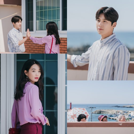 Drama, which sent out Ju Young-do (You Are My Spring) and added to the new favorite list, is Shin Min-a and Kim Seon-hos Gang Village Chachachacha.Although the first impression was not intense, the good image of Shin Min-a and Kim Seon-ho Actor made Drama go on the run.The blue seascape that unfolds over the window in the situation of forced korona 19 is also a charm point. Drama is a moment when it is more mild than a poisonous taste than ever.Another reason to wait for this weekend is the late Kim Joo-hyuk Actor, who suddenly left the world with Acident and suffered many peoples sadness.As it is known, Gang Village Cha Cha Cha Cha is a movie starring Kim Joo-hyuk and Uhm Jung Hwa.It is a version of Drama by Handy, Mr Hongs.Remembered as Handy, Mr Hong, it was a surprise gift that gave more fun and excitement than expected at the time of its release in 2004.Handy, Mr Hong is also one of Kim Joo-hyuks masterpieces with Kwang Sik s brother Kwang Tae.Even in the comments of netizens who remembered this movie before and after the broadcast of Gang Village Cha Cha Cha Cha, I feel affection for this movie.One netizen wrote, Something is a movie that warms up as it becomes easier and more comfortable. It is a movie that is kept in my heart, not my head.A netizen who said he had taken out the movie again after the Gang Village Cha Cha Cha Cha said, I am excited as if I met my first love while watching a movie that is so lovely.I can see a note missing Kim Joo-hyuk. One netizen said, Mr.Handy, Mr Hong, I like this character the most, and other netizens said, Kim Joo-hyuk Acting is a film .In addition, Warm Christmas-like movie The movie that made me dream of a man like Mr. Handy, Mr. Hong in reality.It was a movie that was impressive and fun, and Kim Joo-hyuks Acting was a movie that I wanted to see again. What did Kim Joo-hyuk tell at the time of the release of this movie? I looked for a media interview at the time of curiosity.Kim Joo-hyuk, who had never lived in the countryside in reality and had a city image, said, I was the most troubled part of the role of the country leader. I tried to look as rural as possible.Handy, Mr Hong s most regrettable that he could not take off his city life completely. It felt a little frustrating to be too passive to my favorite person, he said. Mr. Handy, Mr. Hong is a bright but hurtful person.I was very compassionate (Cine 21 excerpts), he added.The main character Dusik says everyone looks like me. It wasnt as hard as working in our neighborhood all the time.The Seogwipo beach town was the main filming location, but the local ladies actually liked it as a good-looking bachelor.  (Excerpts from the National Daily)On the other hand, TVN Toil Drama Gang Village Cha Cha Cha Cha (directed by Yoo Jae-won, screenplay by Shin Ha-eun, production studio Dragon/jitist) is a realist dentist Yoon Hye-jin and a universalist Mr. Baek-soo.Handy, Mr Hong (Kim Seon-ho) is a drama depicting the healing romance that he plays in the resonant sea village of the sea.Compared to movies, the stories of villagers are more abundantly covered.I caught both the audience rating and the topic on the first and second broadcasts.The TVN channel target, 2049, recorded 3.7% of the audience rating, and it ranked first in the same time zone ratings (based on broadcasting) including terrestrial, general and cable channels.In addition, as of August 31, the cumulative number of clip images reached 6 million views in just two times.At the center of this popularity, Shin Min-a and Kim Seon-hos romantic Chemie seems to have played a decisive role.Kim Seon-ho and Shin Min-a ranked first and second in the topic of TV drama performers in August, announced by Good Day Corporation, a TV topic analysis agency, followed by TV Drama topicality.