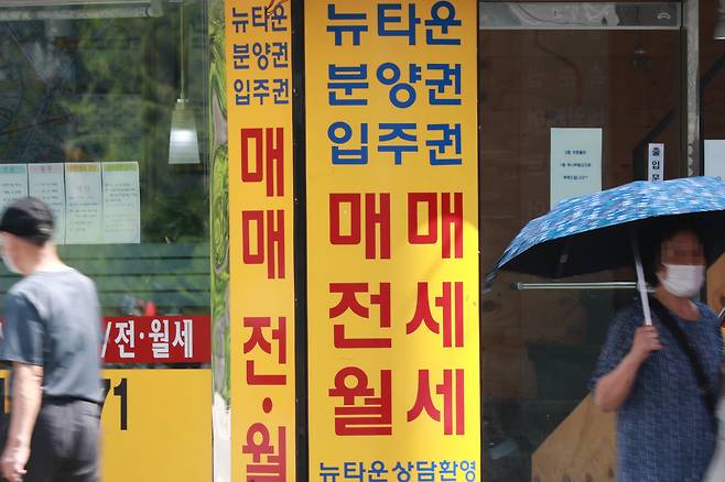 서울의 한 부동산중개업소에 전·월세, 매매 관련 홍보 간판이 설치돼 있다. [연합]