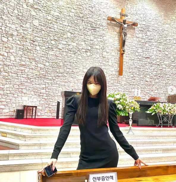 Broadcaster Kim Sae-rom shares weekend routineKim Sae-rom posted a picture on his instagram on September 5 with an article entitled I came to the brides Innocent Witness, but I judge the newlyweds.Kim Sae-rom in the public photo finds a Cathedral and leaves a certification shot in front of the Innocent Witness seat.Kim Sae-rom, who wears a black dress and a yellow mask, attracts attention with a neat yet sophisticated look.It has a long straight hair and it has a charisma that seems to turn Cathedral into a runway.It is not a civilian guest but a nickname of civilian innocent Witness.Meanwhile Kim Sae-rom is living on a colorful single after a 2016 divorce.Kim Sae-rom has been receiving great response from bold moves, such as dissolving the wedding ring on the air and releasing an anecdote made of pendant.