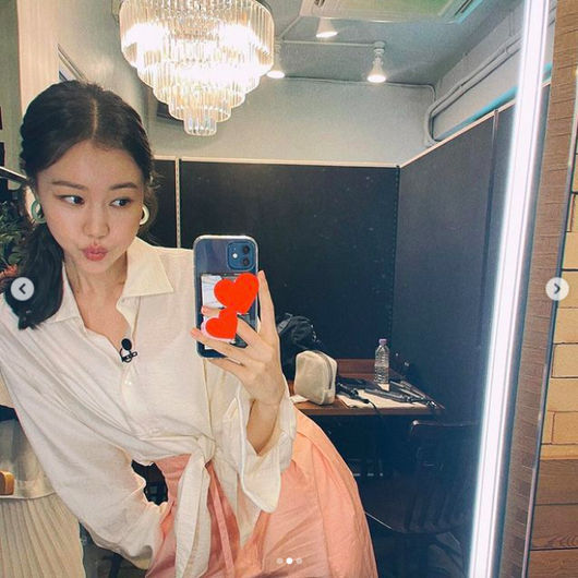 Actor Kim Ye-won reveals mirror selfieKim Ye-won posted a picture on his SNS on the 5th with an article entitled Sunday is a transfer relationship. When is the day of the fun day?Kim Ye-won is wearing a white shirt and skirt and making a cute look - Kim Ye-wons cute look makes the viewer look a bit like a crush.Kim Ye-won recently appeared in the end TVN drama You Are My Spring