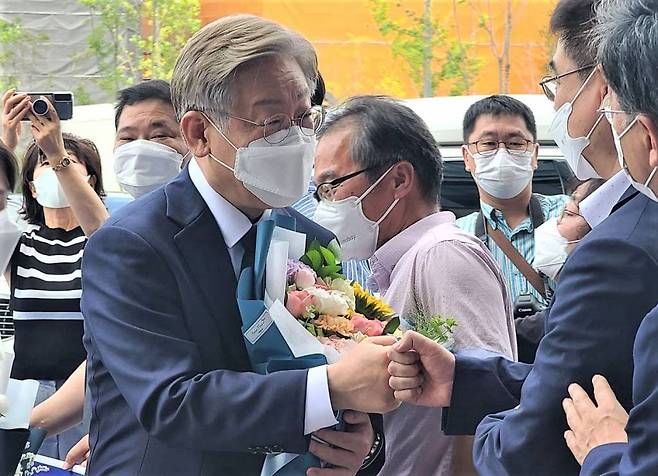 지난달 7일 이재명 더불어민주당 대선 후보가 강원 원주시 의료기기테크노밸리를 방문해 지지자들의 환영을 받으며 손인사를 하고 있다. / 사진제공=뉴시스