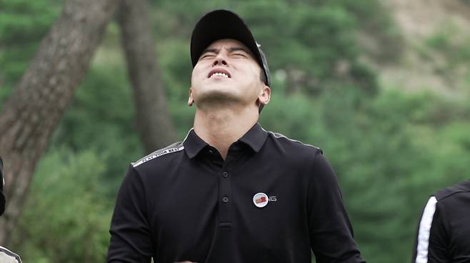 TV CHOSUN Golf King broadcasted on the 6th is a Fantastic Head Coach Combi Kim Gook Jin, Kim Mi-hyun and Golfs Four-color 4-color charm Lee Dong-gook and Lee Sang-woo, Jang Min-Ho and Yang Se-hyeong are playing a thrilling Golf showdown with super-class guests It is a new concept sports entertainment program that has fun.In the last broadcast, the final round of the Golfers biggest festival TV CHOSUN Golf King Augusta National Golf Club was released.Lee Dong-gook won the final and Yang Se-hyeong won the final second place. The Golf King team showed improved skills and impressed the house theater with excitement and cheers.Soccer legend Hwang Sun-hong, Kim Byung-ji, Choi Yong-soo and Taiei Kin, who made the Korea World Cup in 2002, throw bold challenges to the members of Golf King who grew up on this day.In particular, the soccer Heroes conducted physical training and mental training separately for the Golf King confrontation.In addition, in order to show the spicy taste of Taegeuk Warrior, the members of Golf King were summoned urgently and played a footwear match.In addition, Choi Yong-soo, who became an entertainment kitky through Wakanam. He focused his attention on his brilliant dedication from Eagle Striker to Entertainment Eagle.Jang Min-Ho, who plays a tee shot, is provoked by Is fashion a fantasy?Jang Min-Ho, who was shaken by Mental in Choi Yong-soos provocation, made a mistake of putting the ball into the hazard.However, Choi Yong-soo did not stop here, but came to Jang Min-Ho cart and gave a good shot and said, I thought I was playing well, Golf.Therefore, it is noteworthy whether Jang Min-Ho, who has been in the biggest crisis of Golfs entry into the world, will be able to overcome Choi Yong-soos obstruction.In the meantime, the surprise relationship between the national MC Kim Gook Jin and the national striker Hwang Sun-hong was revealed and collected topics.Kim Gook Jin reveals an anecdote that was impressed by Hwang Sun-hong 28 years ago.Hwang Sun-hong, who came to LA in 1994 as a nationality team training, met Kim Yong-man and Kim Gook Jin who was living in the United States.Kim Gook Jin said that he was able to solve delicious meals for two months by giving $ 700 and kimchi to Hwang Sun-hong before returning to Korea.Kim Gook Jin expressed his gratitude by reproducing the days when he was tearful, I will eat well.In this Golf war with soccer heroes filled with humble like this, the question of who will be the winning team is being amplified.The members of the Golf King who realized the sincerity of Golf through TV CHOSUN King Augusta National Golf Club meet a stronger opponent team and give them a level-up ability. 2002 years ago, Choi Yong-soo - I dont doubt that the confrontation with Taiei Kin will be a catalyst to rekindle viewers passion.I ask for your expectation, he said.King Golf will air at 10 p.m. on the 6th.Photo: TV CHOSUN King Golf