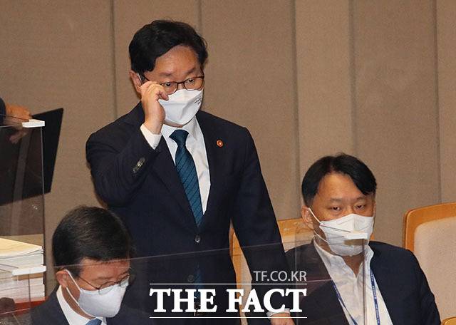 회의 참석하는 박범계 법무부 장관.