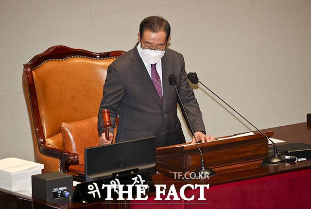 의사봉 두드리는 이종배 예산결산특별위원장.