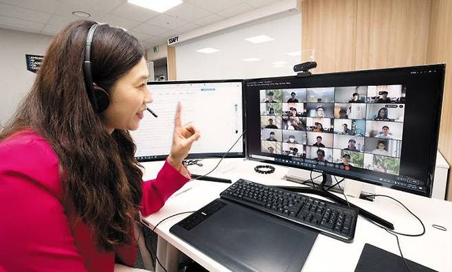 코딩 수업중인 삼성 아카데미 - 지난달 23일 서울 강남구 삼성소프트웨어아카데미에서 한 강사가 코딩 수업을 진행하고 있다. /고운호 기자
