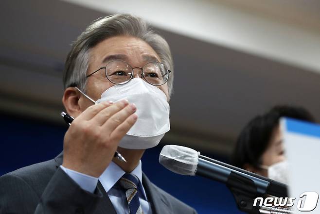 (원주=뉴스1) 오대일 기자 = 더불어민주당 대선주자인 이재명 경기지사가 6일 오전 강원도 원주시청에서 열린 기자회견에서 강원지역 발전 공약을 발표하고 있다. 충청권 대선 순회경선에서 과반 압승을 달성한 이 후보는 이 자리에서 Δ강원평화특별자치도 설치법 제정 Δ금강산 관광 재개 Δ정밀의료·바이오·디지털헬스케어 산업 육성 Δ풍력바이오에너지 인프라 확대 Δ해양·산악·내륙 관광 육성 Δ한반도 평화경제를 위한 교통망 확충 등을 약속했다. 2021.9.6/뉴스1