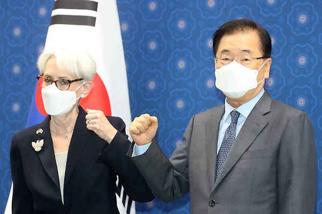 7월22일 서울 외교부를 방문한 웬디 셔먼 미국 국무부 부장관(왼쪽)과 정의용 외교부 장관. ⓒ연합뉴스