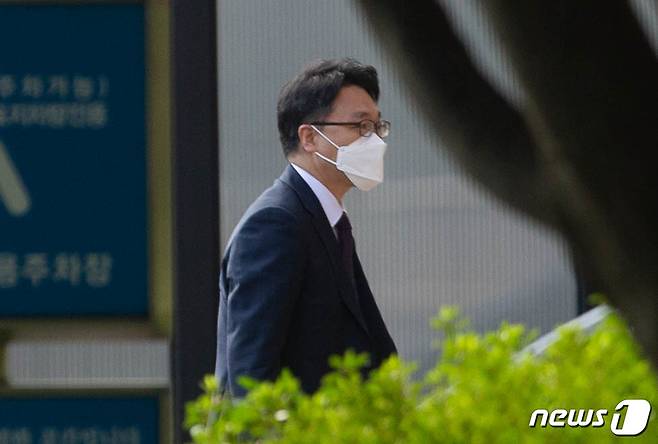 김진욱 고위공직자범죄수사처장이 3일 오전 경기 정부과천청사 고위공직자범죄수사처에 출근하며 차에서 내리고 있다. 2021.9.3/뉴스1 © News1 박지혜 기자