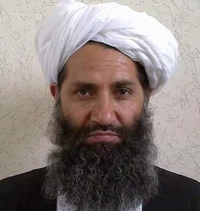 아프가니스탄 정권을 재장악한 이슬람 무장조직 탈레반의 최고 지도자 하이바툴라 아쿤드자다. 탈레반을 창설한 '물라'(스승) 무하마드 오마르가 사망한 후 2016년부터 탈레반을 이끌고 있는 아쿤드자다는 이슬람 율법학자 출신으로 1961년생으로 추정된다. /AFP연합뉴스
