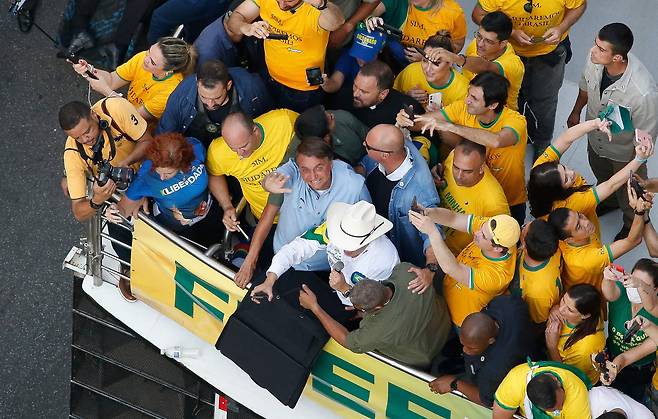 자이르 보우소나루 브라질 대통령이 7일 독립기념일을 맞아 수도 브라질리아에서 열린 친정부 시위 현장을 찾아가 지지자들에게 손을 흔들고 있다. 이날 상파울루를 비롯한 브라질 주요 도시에서는 보우소나루 대통령 지지자들의 시위가 동시다발적으로 열렸다. /AP연합뉴스