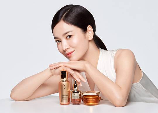 올해 글로벌 명품 화장품 브랜드들의 실적이 개선되며 코로나19 위기를 극복하는 가운데 한국의 프리미엄 화장품도 우수한 기술력과 마케팅 능력을 바탕으로 경쟁력을 키우고 있다. 사진은 아모레퍼시픽 설화수 모델인 배우 송혜교가 제품을 홍보하는 모습. 아모레퍼시픽 제공