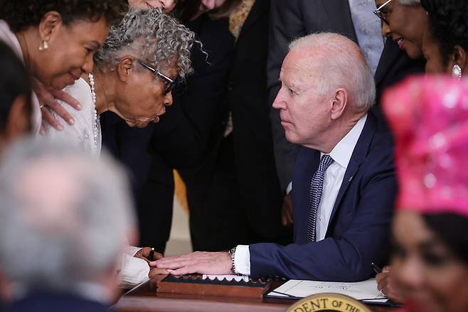 6월17일 노예해방일(6월19일)을 공휴일로 지정하는 법에 서명한 바이든 미국 대통령(오른쪽). ⓒUPI