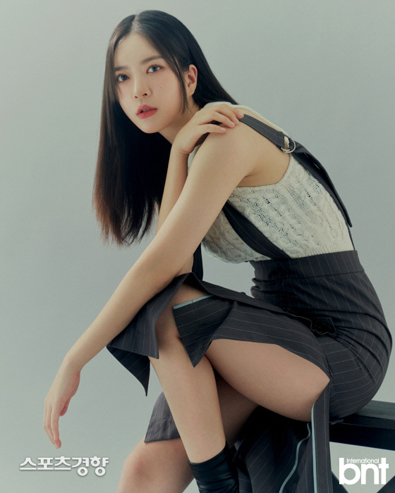 Actor Ah Young from girl group Dal Shabet cited Uhm Jung-hwa as his role model.Ah Young has made a successful transformation as an actor, including playing the role of youth national coach Lee So-eun in the SBS drama Rocket Boys, which has recently become popular following SBS Our Gap Soon Lee after group activities.Ah Young asked the role model in the photo shoot with BNT, saying, Uhm Jung-hwa is a role model. Is not it femme fatale charm?I think there are many things to learn when I see both singers and actors digest well. He said that he wanted to be a person who gave such energy that he was happy, loving and feeling better when he said that he was good in reaction about his advantages.