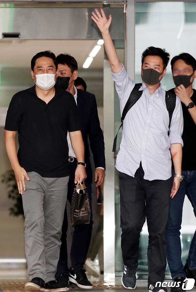 경찰이 유튜브 채널 '가로세로연구소(가세연)' 출연진인 강용석 변호사와 김세의 전 MBC기자에 대해 신청한 구속영장이 검찰에서 기각됐다. 강용석(왼쪽) 변호사와 김세의 전 기자가 9일 오후 서울 강남경찰서를 나서며 지지자들을 향해 손인사를 하고 있다. 경찰은 지난 7일 사이버 명예훼손·모욕 등 혐의로 10여건 이상 피소된 '가세연' 출연진 3명에 대해 체포영장을 집행했었다. 또 다른 가세연 멤버인 유튜버 김용호는 경찰 조사를 마친 뒤 이날 오전에 석방됐다. 2021.9.9/뉴스1 © News1 이광호 기자