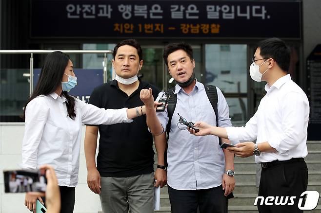 경찰이 유튜브 채널 '가로세로연구소(가세연)' 출연진인 강용석 변호사와 김세의 전 MBC기자에 대해 신청한 구속영장이 검찰에서 기각됐다. 강용석 변호사와 김세의 전 기자가 9일 오후 서울 강남경찰서를 나서며 취재진의 질문에 답하고 있다. 경찰은 지난 7일 사이버 명예훼손·모욕 등 혐의로 10여건 이상 피소된 '가세연' 출연진 3명에 대해 체포영장을 집행했었다. 또 다른 가세연 멤버인 유튜버 김용호는 경찰 조사를 마친 뒤 이날 오전에 석방됐다. 2021.9.9/뉴스1 © News1 이광호 기자