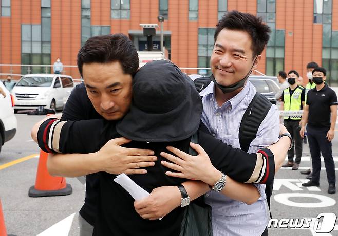 경찰이 유튜브 채널 '가로세로연구소(가세연)' 출연진인 강용석 변호사와 김세의 전 MBC기자에 대해 신청한 구속영장이 검찰에서 기각됐다. 강용석 변호사와 김세의 전 기자가 9일 오후 서울 강남경찰서를 나서며 지지자와 포옹하고 있다. 경찰은 지난 7일 사이버 명예훼손·모욕 등 혐의로 10여건 이상 피소된 '가세연' 출연진 3명에 대해 체포영장을 집행했었다. 또 다른 가세연 멤버인 유튜버 김용호는 경찰 조사를 마친 뒤 이날 오전에 석방됐다. 2021.9.9/뉴스1 © News1 이광호 기자