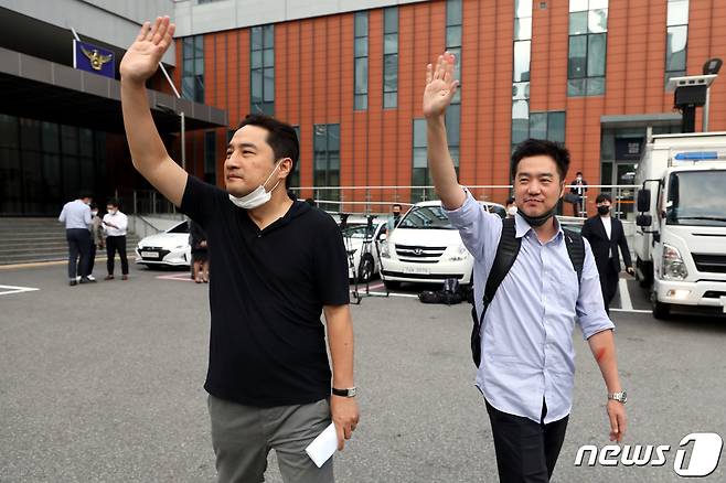 경찰이 유튜브 채널 '가로세로연구소(가세연)' 출연진인 강용석 변호사와 김세의 전 MBC기자에 대해 신청한 구속영장이 검찰에서 기각됐다. 강용석 변호사와 김세의 전 기자가 9일 오후 서울 강남경찰서를 나서며 손인사를 하고 있다. 경찰은 지난 7일 사이버 명예훼손·모욕 등 혐의로 10여건 이상 피소된 '가세연' 출연진 3명에 대해 체포영장을 집행했었다. 또 다른 가세연 멤버인 유튜버 김용호는 경찰 조사를 마친 뒤 이날 오전에 석방됐다. 2021.9.9/뉴스1 © News1 이광호 기자