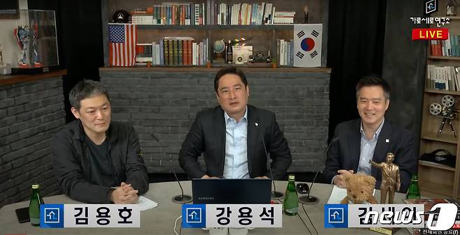 조국 전 법무부 장관과 이인영 통일부 장관 자녀의 명예를 훼손한 혐의로 고소된 유튜브 채널 '가로세로연구소'(가세연) 출연진을 경찰이 체포했다. 7일 경찰에 따르면 서울강남경찰서는 이날 오후 7시59분 강용석 변호사의 자택을 강제 개방한 뒤 집 안에 있던 그를 체포했다. 경찰은 같은 날 오후 7시46분 김세의 가세연 대표의 자택 문도 강제로 연 뒤 체포영장을 집행했다. 경찰은 10여차례 출석 요구를 했지만 이들이 응하지 않아 체포영장을 신청했고 이후 법원에서 영장을 발부받아 집행했다.(가로세로연구소 유튜브) 2021.9.7/뉴스1