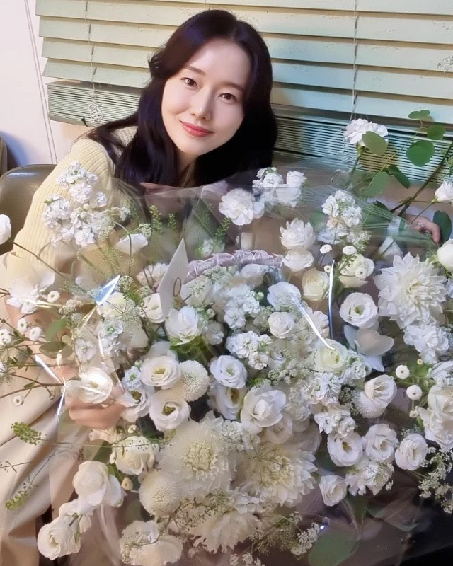 Actor Lee Jung-hyun gets super-large Basket of Flowers GiftLee Jung-hyun posted several photos on the 9th, saying, This big Basket of Flowers is for the first time.Lee Jung-hyun in the photo is delighted to receive a super-sized Gift received at the advertising site.Lee Jung-hyuns face, which boasts more beautiful beauty than flowers, catches the eye.Meanwhile, Lee Jung-hyun marriages with a 3-year-old orthopedic specialist in 2019.