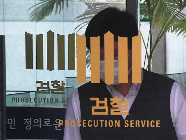 화상으로 전국 검사장 회의가 열린 지난 3월 31일 서울 서초동 대검찰청 청사에 직원이 출입하고 있다. 고영권 기자