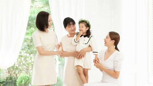 Actor Jo Yoon-hee reveals his daily life with Mother for the first time on the air.Comprehensive Channel JTBC entertainment program Brave Solo Parenting - I Raise On the 10th, Jo Yoon-hee visits Mothers house with his daughter Roar before taking a family photo.Mother of Jo Yoon-hee, who was first released on the air, surprised all the performers with a look that resembled Jo Yoon-hee.However, Jo Yoon-hees Mother is a somewhat different tension from FM Yoon Hee, and she foresaw the emergence of another drama and a dramatic mother and daughter connecting the official drama I raise and the dramatic mother Jo Yoon-hee X Roar.Jo Yoon-hee and Mother were in memories of their childhood photos.Jo Yoon-hees mother, who boasted of her extraordinary beauty since she was a child, said, My daughter was pretty and I knew she would become Celebrity.Jo Yoon-hee, who recalled his debut in the entertainment industry, surprised everyone by saying that Mother also made his debut in the entertainment industry.Mother, who followed Jo Yoon-hees first debut film, Lee Soo-youngs Music Video shooting scene, was cast on the spot.Jo Yoon-hees mother, who plays naturally in the music video, has focused attention on all performers.Jo Yoon-hee Family gathered to take the first family photo of his life on this day, and Jo Yoon-hee and Roar, who started taking pictures, gave off their talent with a rich expression throughout the shoot.On the other hand, Jo Yoon-hees Mother and sister were stiff in the first Family photo shoot and made everyone laugh as if they were binging on the robot.On the other hand, Lee Dong-gook, a multi-daughter father, appeared as a special guest and shared a realistic sympathy for parenting.Especially, when I traveled like a family, 14 carriers were basic, and once I took too much baggage, I was surprised to reveal an anecdote that I almost traveled with my son, Xian.Jo Yoon-hee Familys daily life and special guest Lee Dong-gooks story, which took the first family photo of life, can be found at 9 pm on the 10th through Brave Solo Parenting - I raise it.