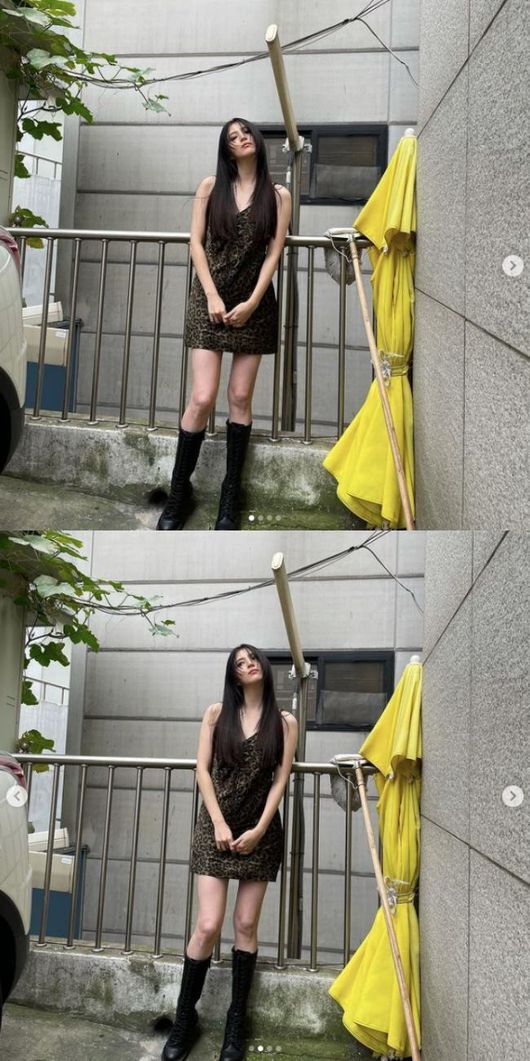 Actor Han So Hee reveals decadenceHan So Hee posted several photos on his SNS on the 8th.The photo shows Han So Hee wearing a Hopi Reservation pattern One Piece.Han So Hee, who wore a sleeveless mini One Piece and boots, revealed an intense appeal.Han So Hee, who has long straight hair and dark makeup, draws attention to her sexy yet decadent beauty: Han So Hee, who boasts a beauty that suits her well.Han So Hee appeared in the recent drama I know,.han so hee SNS