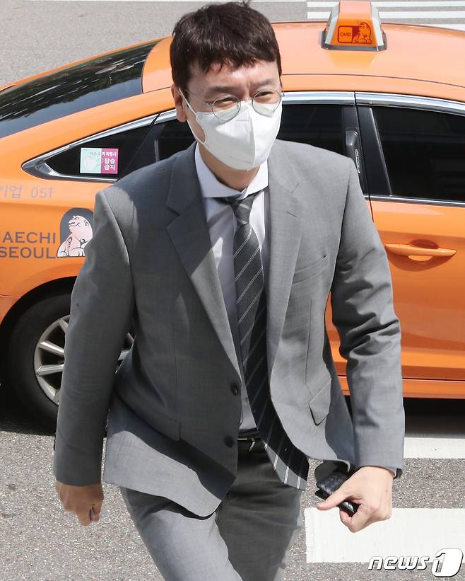 고위공직자범죄수사처가 10일 윤석열 전 검찰총장의 이른바 '고발 사주' 의혹과 관련, 핵심 당사자로 거론되는 국민의힘 김웅 의원의 국회 의원회관 사무실 압수수색에 들어간 가운데 김웅 의원이 택시를 이용해 국회 의원회관에 도착하고 있다. 김 의원의 차량도 압수수색된 것으로 알려졌다. 2021.9.10/뉴스1 © News1 오대일 기자