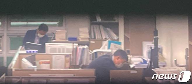 고위공직자비리수사처(공수처) 수사관들이 10일 오전 서울 여의도 국회 의원회관에서 '고발 사주' 의혹의 핵심 인물인 국민의힘 김웅 의원의 사무실을 압수 수색하고 있다. 공수처 수사3부는 이날 오전 10시10분께 김 의원실에 검사와 수사관 6명을 보내 압수수색을 진행 중이다. 김 의원은 미래통합당(국민의힘 전신) 국회의원 후보였던 지난해 총선 당시 윤석열 검찰총장의 측근인 손준성 검사로부터 여권 인사를 겨냥한 고발장을 넘겨받아 당에 전달했다는 의혹을 받고 있다. 2021.9.10/뉴스1 © News1 오대일 기자