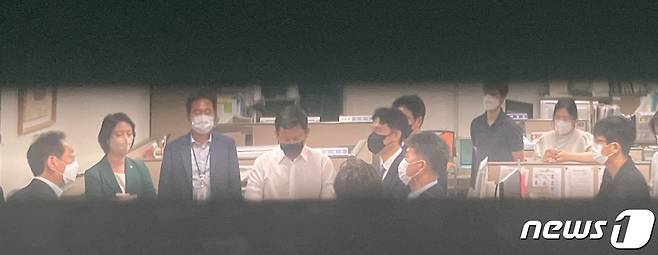 국민의힘 원내대표단이 10일 오전 '고발 사주' 의혹과 관련해 공수처 수사관들의 압수수색이 진행중인 서울 여의도 국회 의원회관 김웅 의원실을 찾아 항의하고 있다. 021.9.10/뉴스1 © News1 오대일 기자