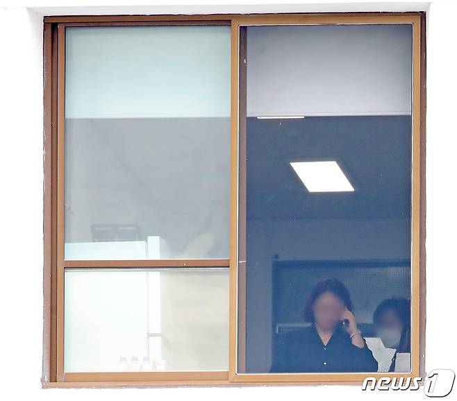 고위공직자범죄수사처(공수처)가 윤석열 전 검찰총장 측근 검사의 '고발 사주 의혹'과 관련해 10일 오전 손준성 전 대검 수사정보정책관(현 대구고검 인권보호관)의 자택과 사무실에 대해 압수수색을 실시하고 있는 것으로 전해진 가운데 손준성 대구고검 인권보호관 사무실 관계자들이 침통한 표정으로 어디론가 전화를 걸고 있다. 2021.9.10/뉴스1 © News1 공정식 기자