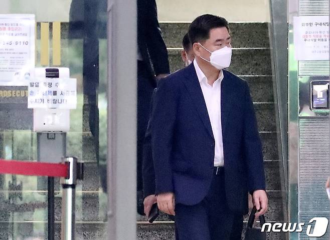 10일 오전 공수처가 '고발 사주 의혹' 당사자로 지목된 손준성 전 대검 수사정보정책관(현 대구고검 인권보호관)의 근무지인 대구고검 사무실을 압수수색하고 있는 가운데 권순범 대구고검장이 굳은 표정으로 청사를 나서고 있다. 2021.9.10/뉴스1 © News1 공정식 기자