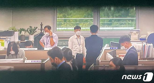 고위공직자비리수사처(공수처) 수사관들이 10일 오전 서울 여의도 국회 의원회관에서 '고발 사주' 의혹의 핵심 인물로 거론되는 국민의힘 김웅 의원의 사무실에 대한 압수수색을 실시하고 있다. 공수처 수사3부는 이날 오전 10시10분께 김 의원실에 검사와 수사관 6명을 보내 압수수색을 진행 중이다. 김 의원은 미래통합당(국민의힘 전신) 국회의원 후보였던 지난해 총선 당시 윤석열 검찰총장의 측근인 손준성 검사로부터 여권 인사를 겨냥한 고발장을 넘겨받아 당에 전달했다는 의혹을 받고 있다. 2021.9.10/뉴스1 © News1 오대일 기자