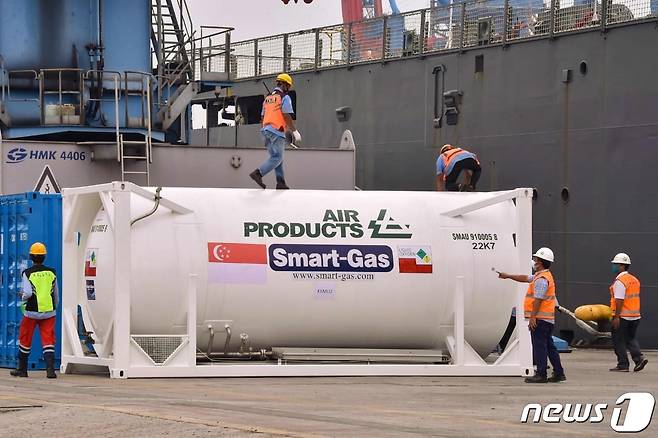 14일(현지시간) 인도네시아 수도 자카르타 소재 탄정 프리옥 항구에서 군인들이 싱가포르로부터 공급받은 산소탱크를 운반하고 있다. 2021.07.14 © AFP=뉴스1