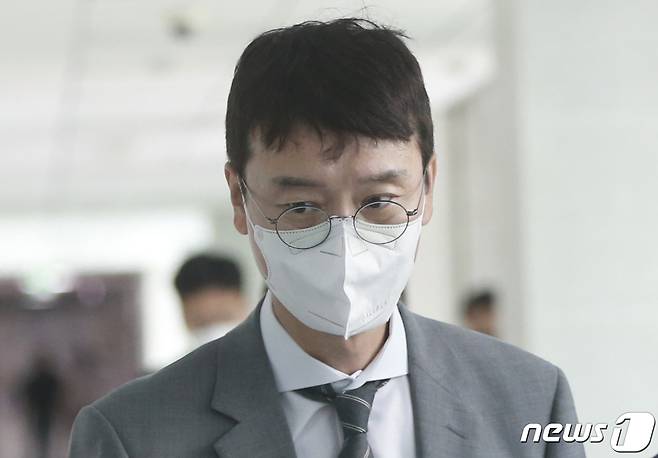 '고발 사주' 의혹에 연루된 김웅 국민의힘 의원이 10일 고위공직자범죄수사처의 압수수색이 진행 중인 국회 의원회관 자신의 사무실에 도착하고 있다. 2021.9.10/뉴스1 © News1 오대일 기자