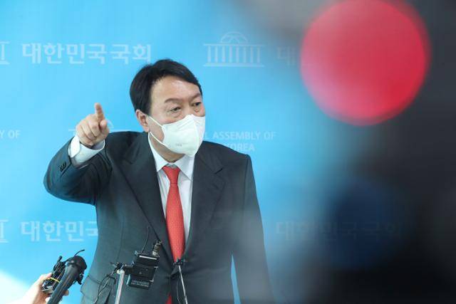 윤석열 전 검찰총장이 8일 고발 사주 의혹과 관련한 입장을 밝히고 있다. 뉴스1