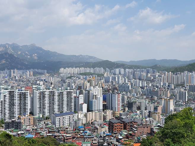 정부의 강력한 가계부채 관리방안에 실수요자들의 혼란과 반발이 거세지고 있다. 사진은 서울시내 아파트 전경.[헤럴드경제DB]