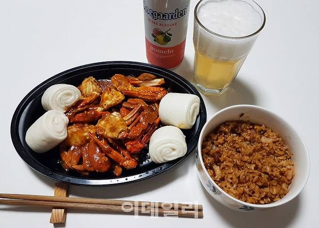 LF푸드 모노키친(MONO KITCHEN) ‘싱가폴의 맛을 담은 칠리크랩’과 CJ푸드빌 ‘빕스(VIPS) 나시고랭 라이스’와 오비맥주 ‘호가든 포멜로(Hoegaarden Pomelo)’를 페어링한 동남아 요리로 이국적 한끼를 해봤다. 셋의 궁합이 제법 좋다.(사진=김범준 기자)