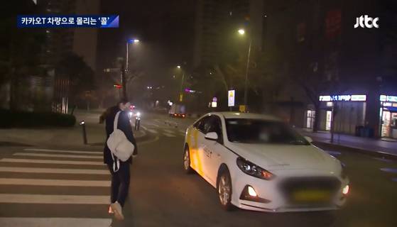 취재를 마치고 퇴근을 위해 택시를 호출하자 3분 거리에 있던 택시가 잡혔습니다. 기다려 보니 카카오 T 갓등을 단 가맹 차량이 배차됐습니다. 제가 호출을 한 골목에는 일반 비가맹 택시가 6대 대기하고 있었습니다.