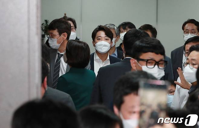 이준석 국민의힘 대표와 김웅 의원이 10일 밤 국회에서 열린 긴급 최고위원회의를 마친 후 '고발 사주' 의혹의 핵심인물로 거론되는 김웅 국민의힘 의원실을 압수수색 중인 공수처 수사관들에게 항의하고 있다. 2021.9.10/뉴스1 © News1 오대일 기자