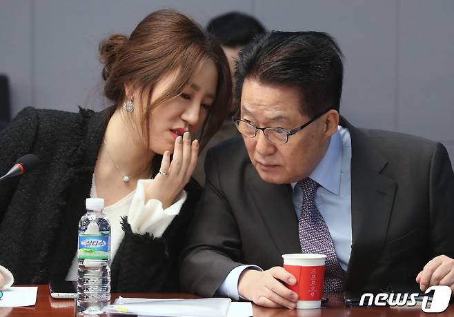 지난 2018년 1월 12일 서울 여의도 국회 의원회관에서 열린 국민의당지키기운동본부 전체회의에서 박지원 국민의당 전 대표(현 국가정보원장)와 조성은 전 미래통합당 선대위원회 부위원장이 대화를 하고 있는 모습. (뉴스1 DB)