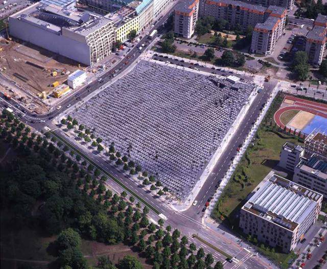 1만9,073㎡ 부지에 2,711개의 콘크리트 비석이 촘촘하게 자리한 '베를린 유대인 학살 추모비'는 독일 베를린 중심부에 자리해 있다. 아이젠먼 스튜디오 홈페이지 캡처.
