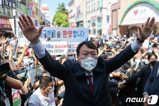 (대구=뉴스1) 공정식 기자 = 윤석열 국민의힘 대선 경선 후보가 11일 오후 대구 중구 동성로를 찾아 시민들의 환호에 손을 들어 화답하고 있다. (윤석열 캠프 제공) 2021.9.11/뉴스1