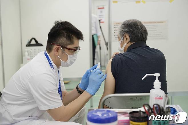 일본 도쿄 한 백신 접종소에서 2021년 6월 9일 코로나19 백신 접종이 이뤄지는 모습. © AFP=뉴스1 자료 사진