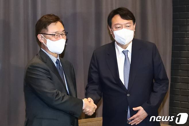 국민의힘 윤석열, 최재형 대선 경선 예비후보가 12일 서울 여의도 글래드 호텔에서 정권의 정치공작과 국정원의 대선 개입 의혹 등에 대한 대처방안을 논의한 뒤 인사를 나누고 있다. 2021.9.12/뉴스1 © News1 이동해 기자