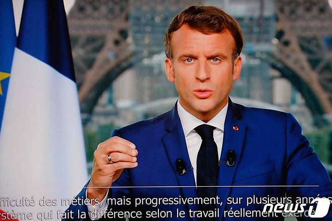 에마뉘엘 마크롱 프랑스 대통령이 2021년 7월 12일(현지시간) 파리 그랑 팔레에서 TV로 중계한 대국민 담화에서 코로나19 백신 접종을 확대하기 위해 8월부터 식당, 카페, 쇼핑몰 등 출입과 버스, 기차 등 탑승 때 백신 접종 증명서의 소지를 요구한다고 밝히고 있다. © AFP=뉴스1 © News1 우동명 기자