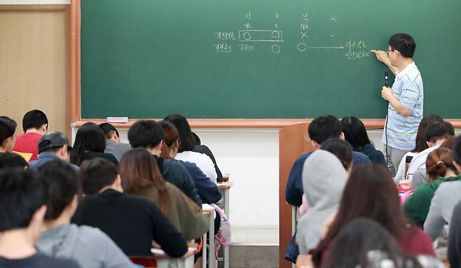 서울 노량진 종로학원에서 대입 수학능력시험을 준비하는 수험생들이 특강을 듣고 있다.
